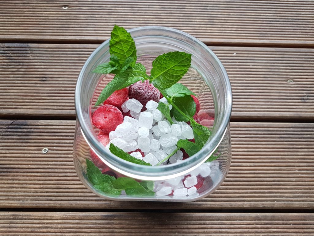 Erdbeerlikör selber machen - mit TK Erdbeeren